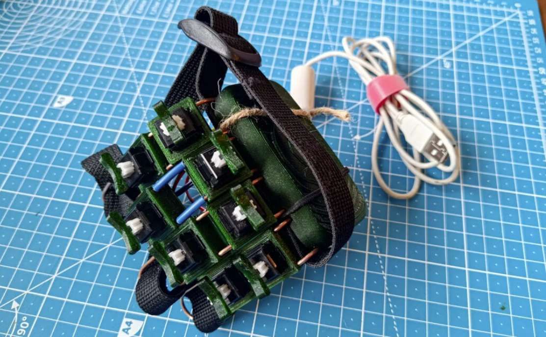 開發者推出VR輸入設備Clawtype:腕戴式八鍵控制器,融合鍵盤與光標功能