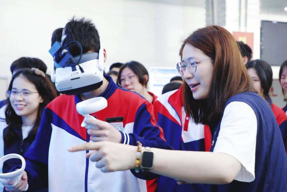 福建地震局啟用PICO VR地震逃生訓(xùn)練系統(tǒng),學(xué)生沉浸式掌握應(yīng)急避險技能