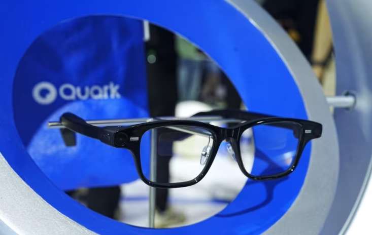 相信AI眼鏡是下一代個人移動入口,阿里亮相哇哦Quark Glasses