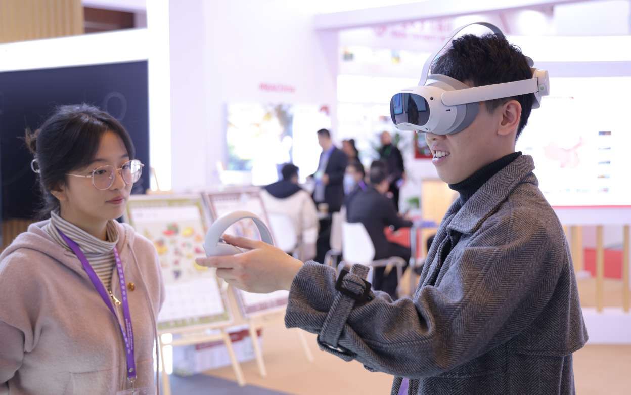 華東師范大學教師運用PICO VR技術創新國際中文教學