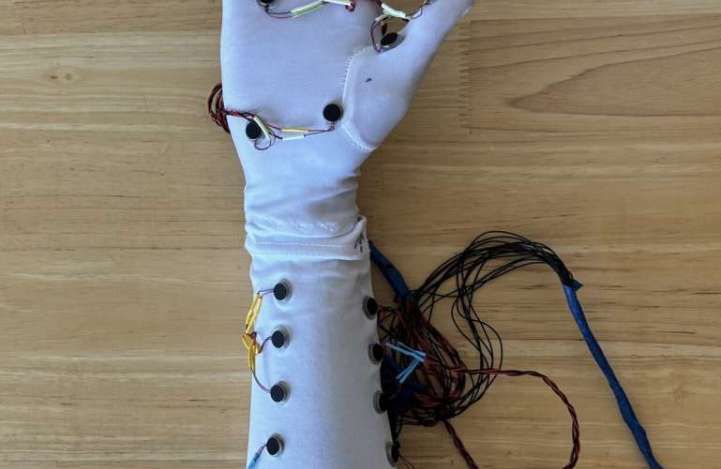 南加州大學(xué)研發(fā)袖套式觸覺系統(tǒng),實現(xiàn)遠(yuǎn)程"真實觸摸"體驗