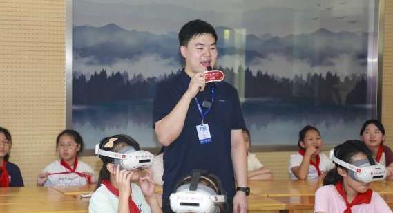 鎮江開展VR思政課,學生通過PICO頭顯體驗中共一大會場