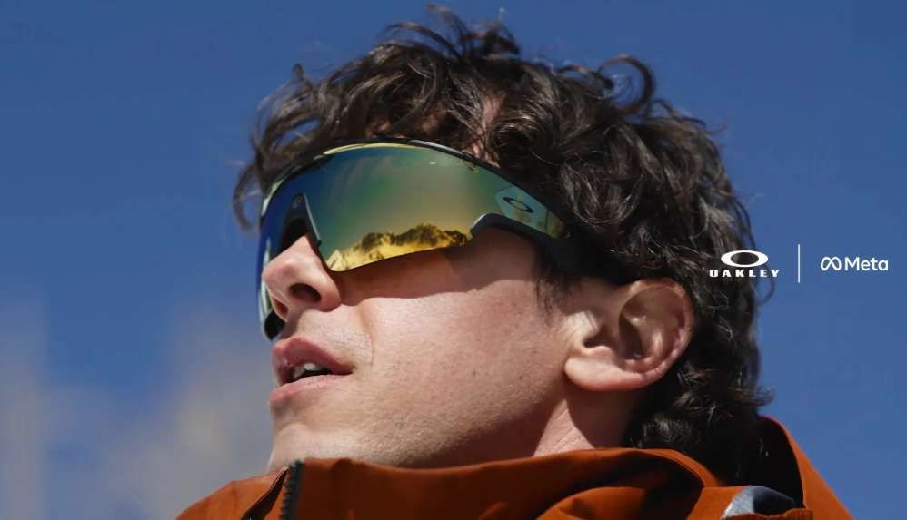 Meta提前泄露居中攝像頭設計Oakley Meta Sphaera智能眼鏡