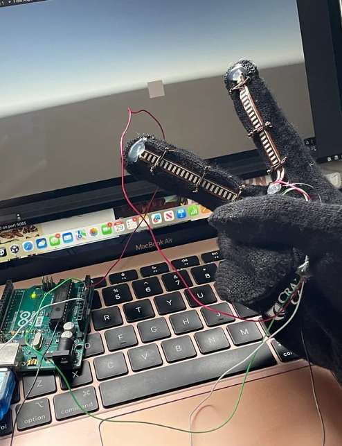 13歲少女硬核DIY:如何將一只普通手套變成VR控制器