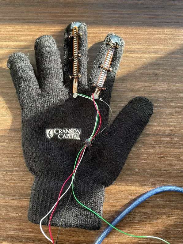 13歲少女硬核DIY：如何將一只普通手套變成VR控制器  第7張